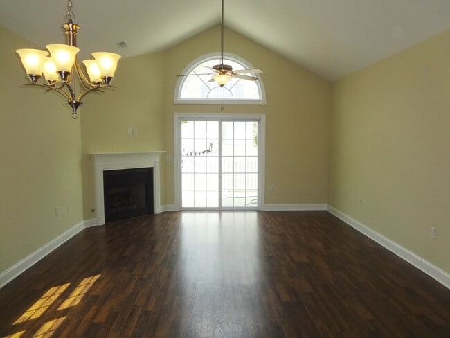Building Photo - Luxurious and Spacious Home