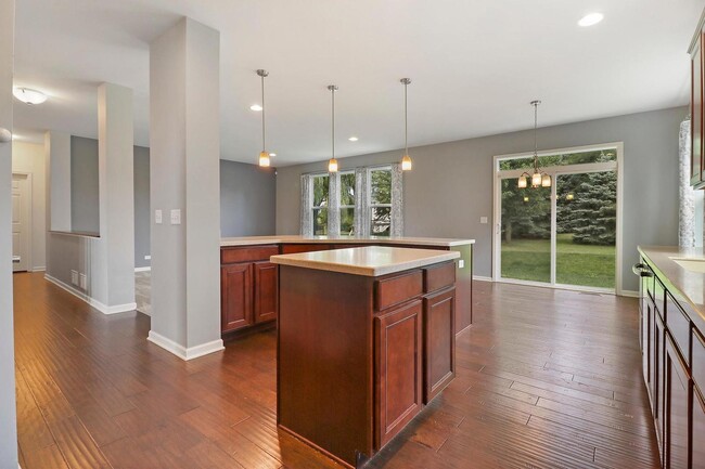 Building Photo - 643 Seneca St