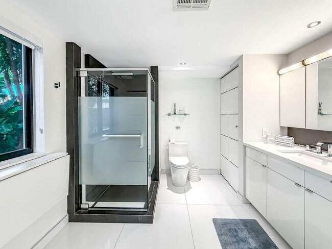 Building Photo - 2628 SE 10th St