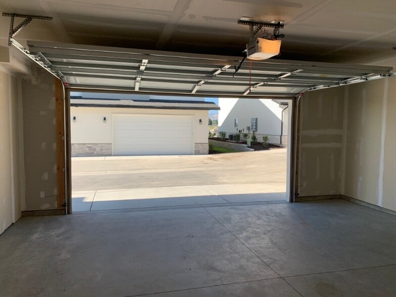 Building Photo - 452 W 85 S