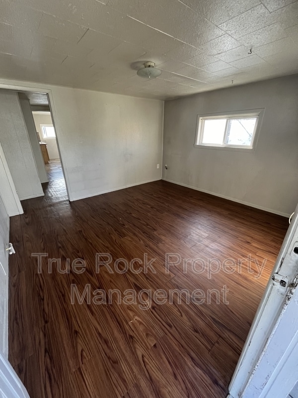 Building Photo - 531 1/2 W 9th Apt W
