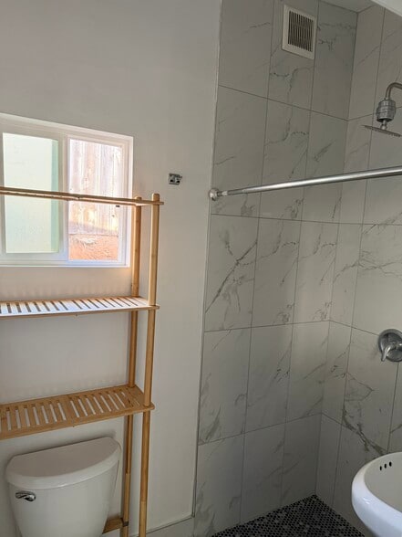 Building Photo - 285 Lilac Dr