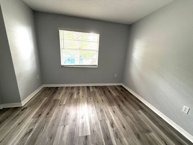 Building Photo - Charming 2-Bed/1-Bath First-Floor Condo in Gated Sarasota Community!