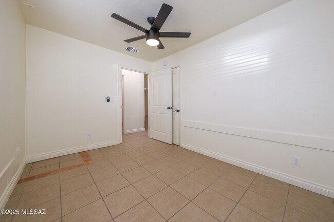Building Photo - 1654 N Rosemont Blvd