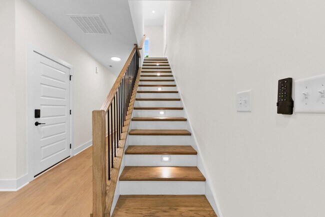 Building Photo - 3420 Tappan Pl