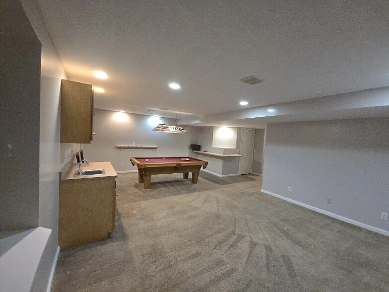 Building Photo - 676 Grove Cir