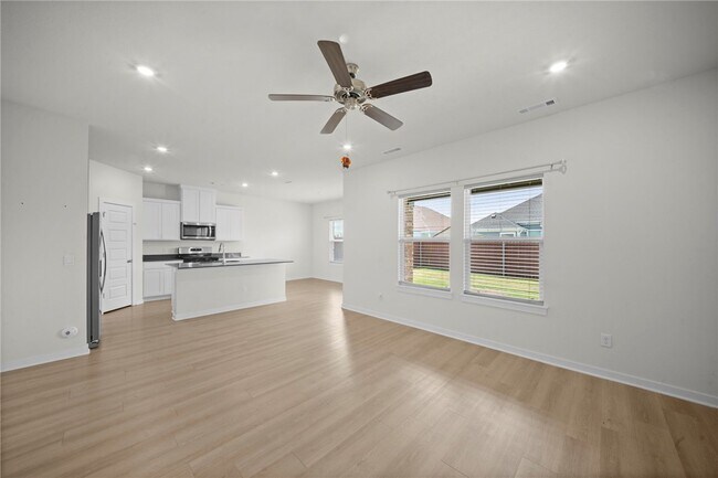 Building Photo - 3844 Pinecrest St