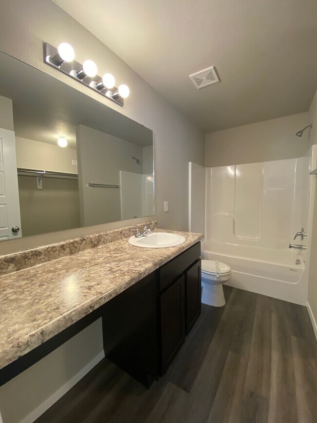 Building Photo - *NOW PRELEASING* Three Bedroom | Two Bathroom Duplex in Lawlis Ranch