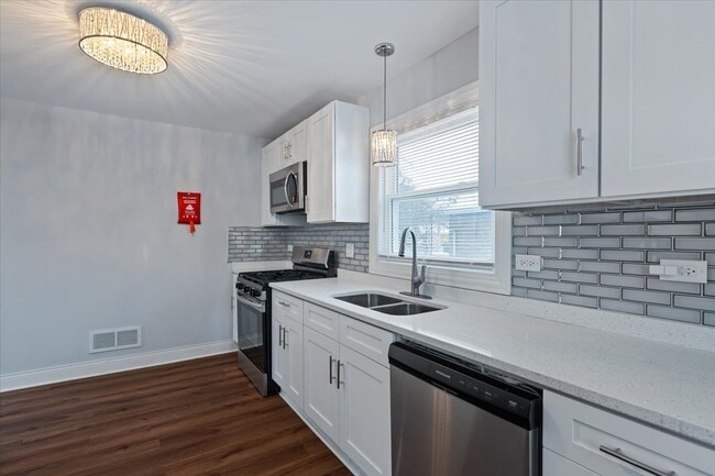 Building Photo - 9107 S Dante Ave