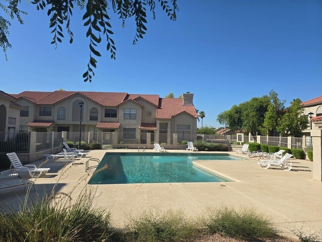 Building Photo - 2 Bedroom/2.5 Bathroom Townhome in Chandler