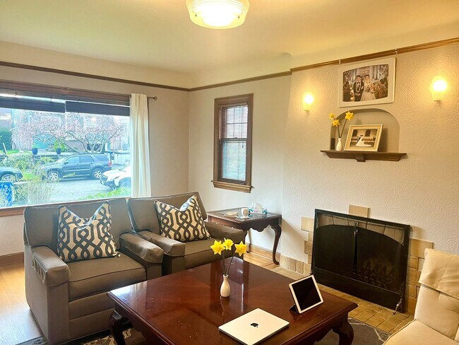 Building Photo - Stunning 3bed/3.5bath Brick Home in Ballard!