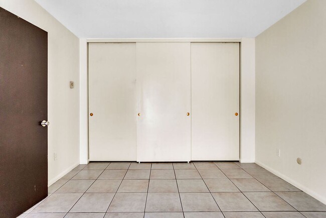 Building Photo - Great three bedroom townhome in UTC!  Avai...