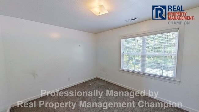 Building Photo - 2 BD/1.5 BA Townhome with Convenient Jacksonville Location