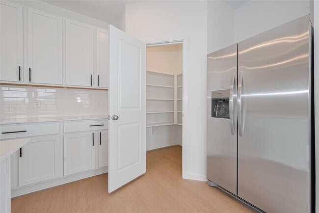 Building Photo - 26615 Coast Redwood Dr