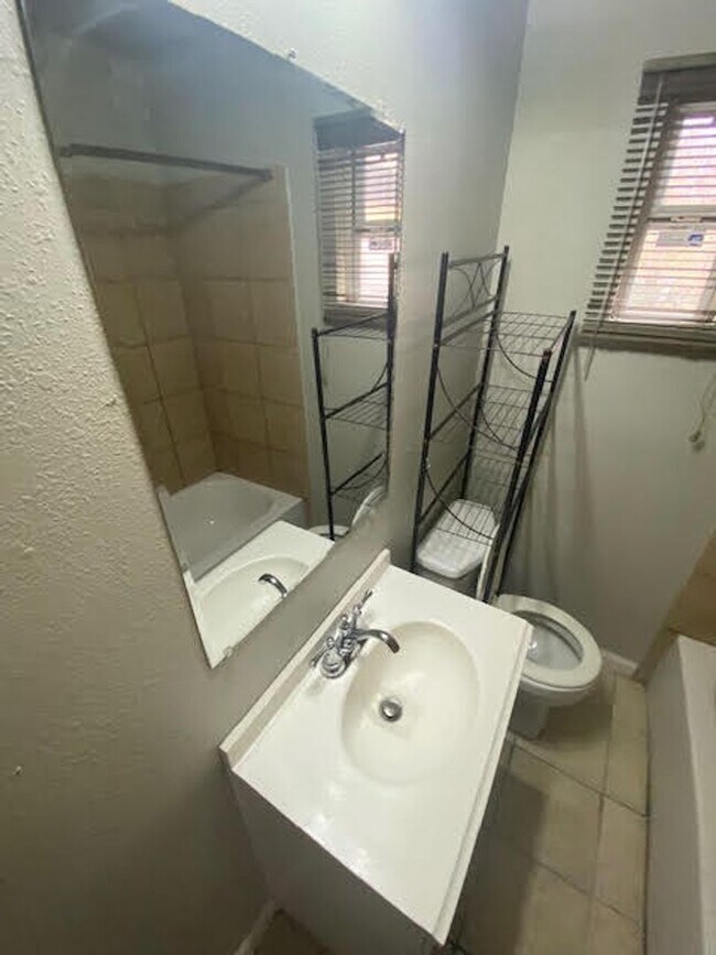 Building Photo - COME TOUR THIS NICE 2 BEDROOM 1 BATH DUPLE...
