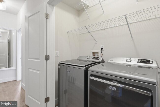 Building Photo - 2252 S Glebe Rd