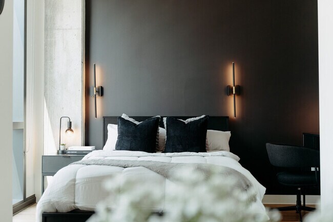 Building Photo - 755 S Clark St