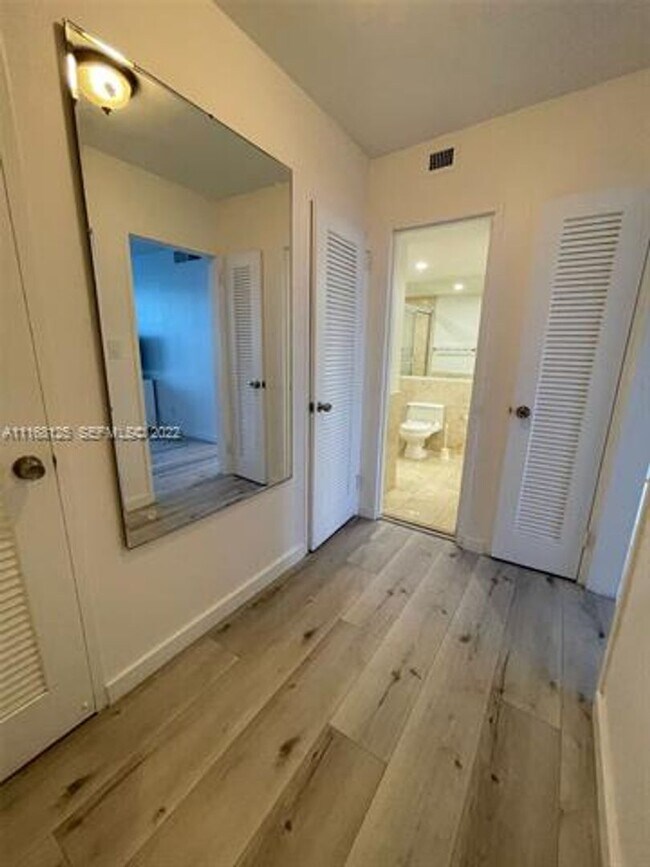 Building Photo - 5161 Collins Ave