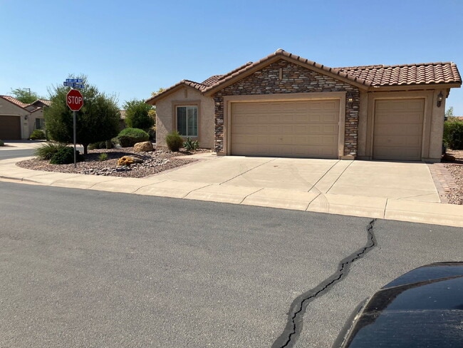 Building Photo - Charming, fully furnished, single-story re...