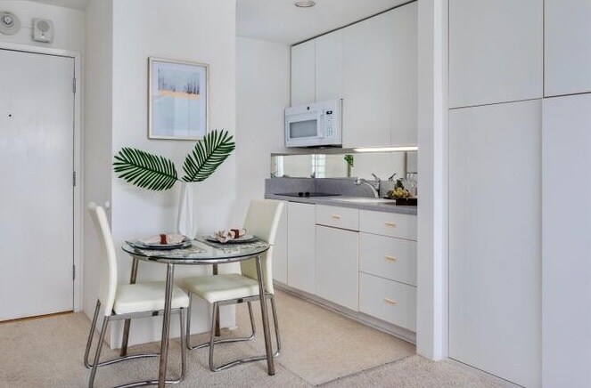 Building Photo - 6 Commodore Dr