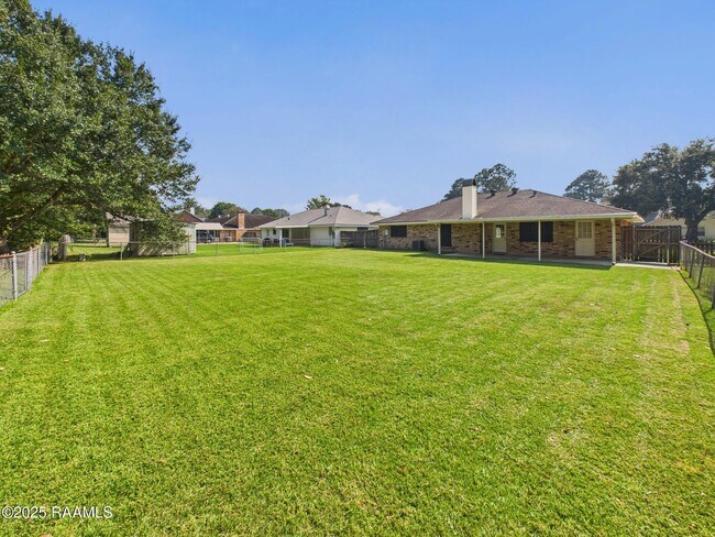 Building Photo - 302 Lark Dr