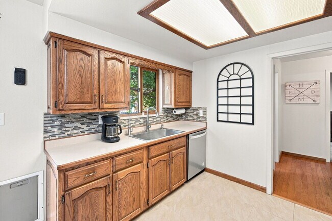 Building Photo - Beautiful 4BED/2BA Tri-Level Home in Widefield Country Club Heights