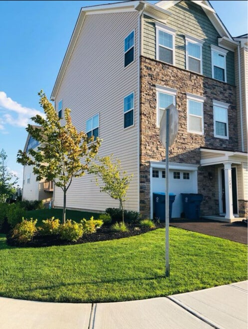 Building Photo - 1701 Hights Farm Rd S