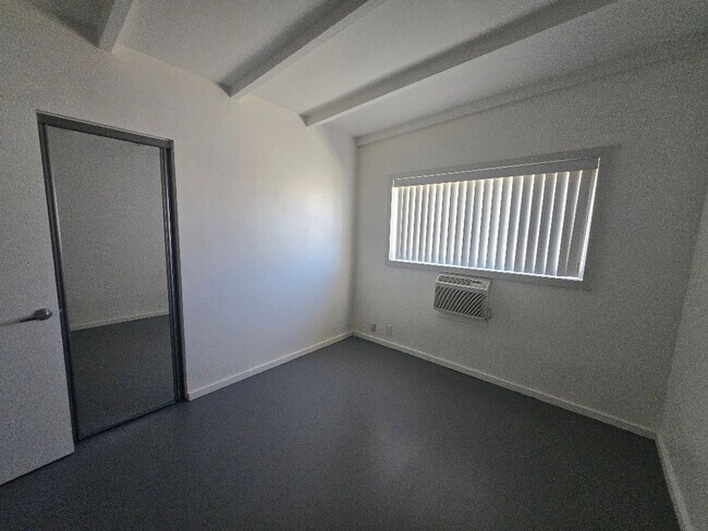 Building Photo - 540 S Mountain View Dr