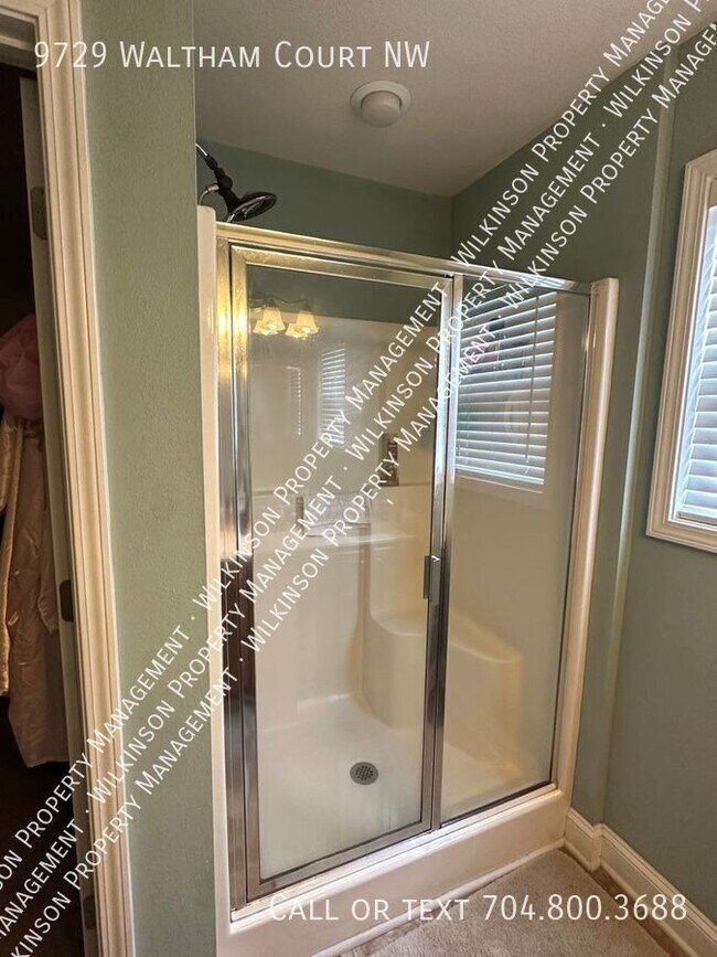 Building Photo - Pet Friendly Home in Very Desirable Highla...