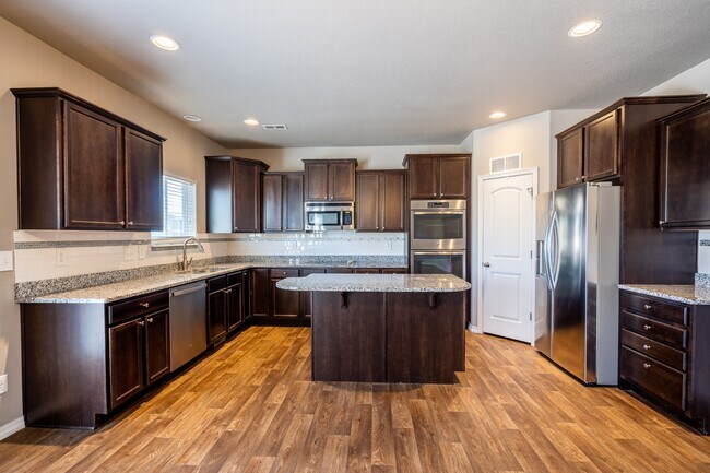 Building Photo - 3684 Saguaro Cir