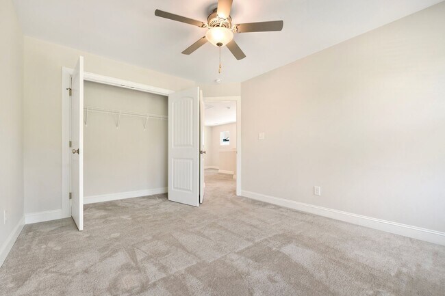 Building Photo - Available now! Spacious & beautiful 3 bedroom townhome!