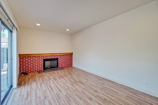 Building Photo - 1109 White Cliff Dr