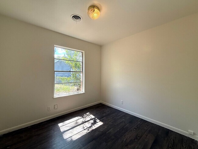 Building Photo - Walk to St. Edwards University!-2711 Littl...