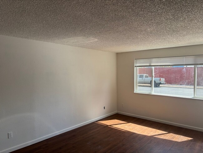 Building Photo - Three-Bedroom home with large backyard