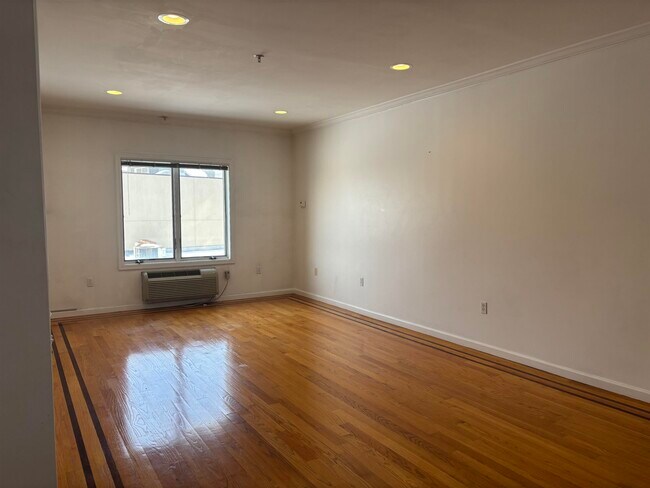 Building Photo - 528 52nd St