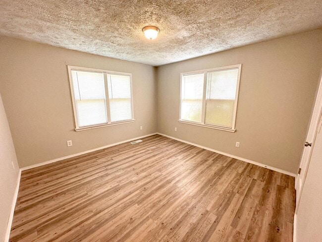 Building Photo - 3 Bed / 1 Bath - LARGE Workshop!