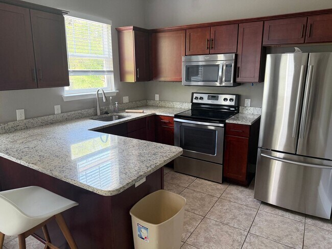 Building Photo - 1/1 APARTMENT BY DOAK CAMPBELL