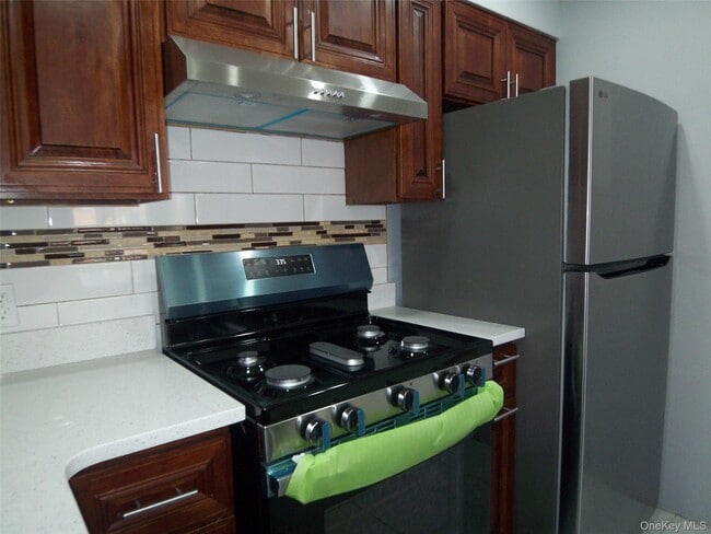 Building Photo - 1008 E 228th St