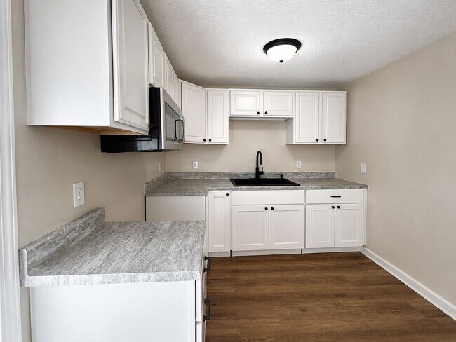 Building Photo - 4 Bed 2 Bath Townhouse for Rent in Rome, NY