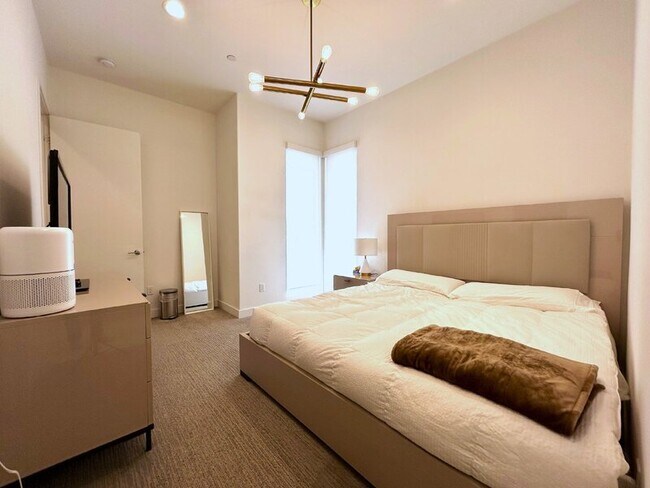 Building Photo - 10917 1/2 Otsego St