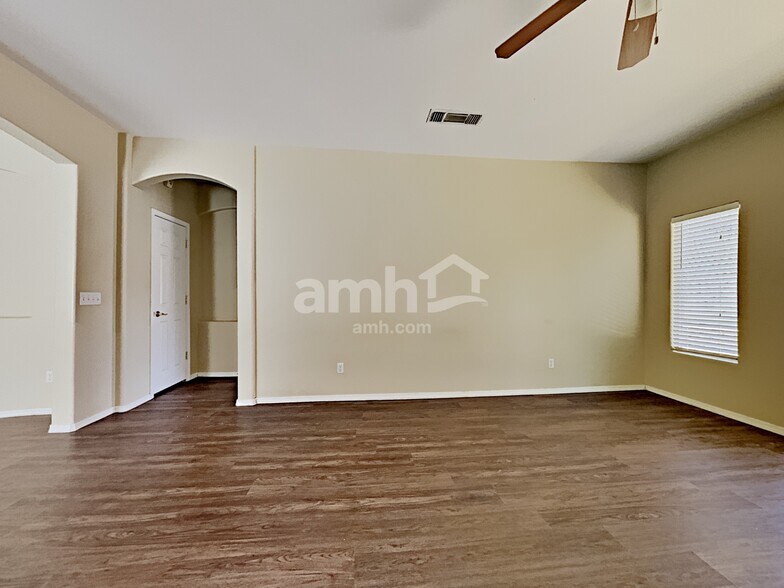 Building Photo - 6653 S Stratosphere Ln