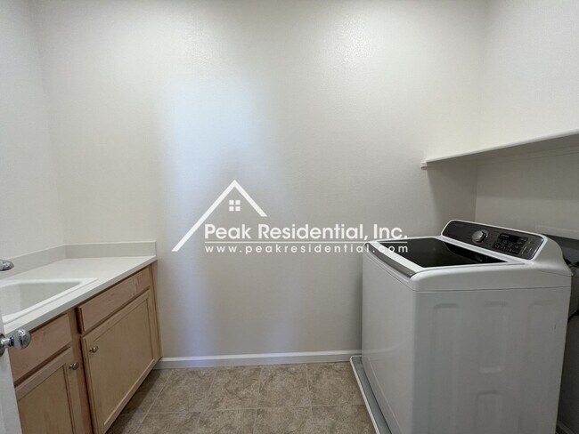 Building Photo - Newer 4bd/3ba Elk Grove Home with 2 Car Garage