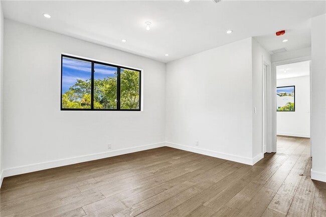 Building Photo - 1211 SE 1st St