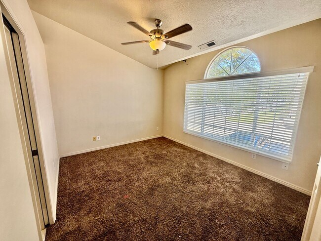 Building Photo - Cute 3-BR Townhome Near Costco