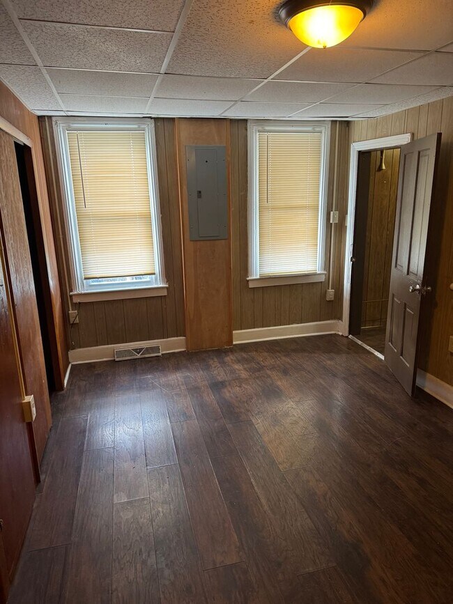 Building Photo - 3 bedroom, 1 bath, 2 story single family house