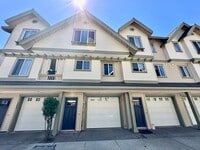 Building Photo - Spacious 2 Bedroom Sagebrook Townhome