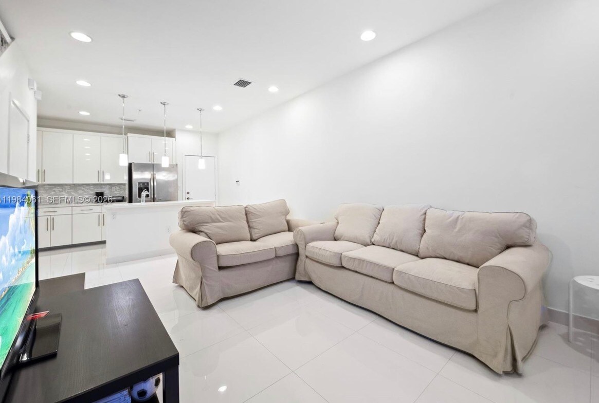 Building Photo - 2641 NE 212th Ter