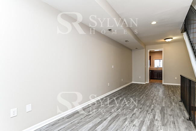 Building Photo - Charming & Modern 3 BR, 2 BA Townhome