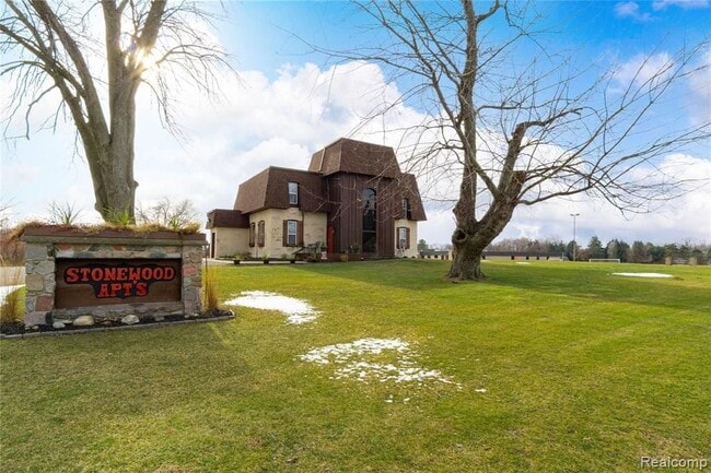 Building Photo - 7187 Silver Lake Rd