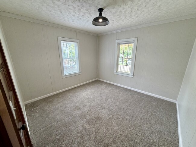 Building Photo - 219 Bourne Ave